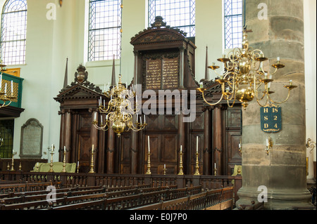 Holland , Pays-Bas Amsterdam city Portuguese Synagogue Sépharade Esnoga Snoge 17e c intérieur séfarade arche 1675 lustre Banque D'Images