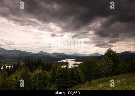 À l'ouest sur le Loch Garry avec nuages menaçants Banque D'Images