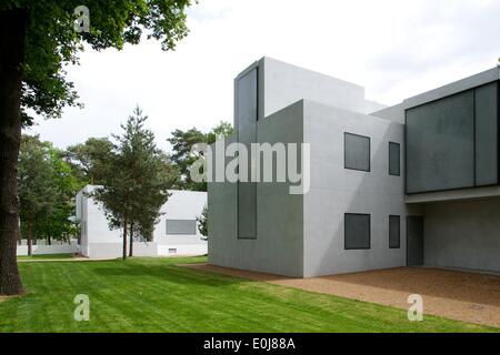 Dessau-Rosslau, Allemagne. 14 mai, 2014. Le Meisterhaeuser (lit. Les maisons de maîtres, L-R) de Walter Gropius (1883-1969) et László Moholy-Nagy (1895-1946) sont illustrés à l'Meisterhaussiedlung (lit. Les maisons des maîtres) Règlement de Dessau-Rosslau, Allemagne, 14 mai 2014. Président de l'Allemagne Joachim Gauck est ouvert le Meisterhaeuser errected récemment qui ont été détruites pendant la Seconde Guerre mondiale le 16 mai 2014. Photo : PETER ENDIG/dpa/Alamy Live News Banque D'Images