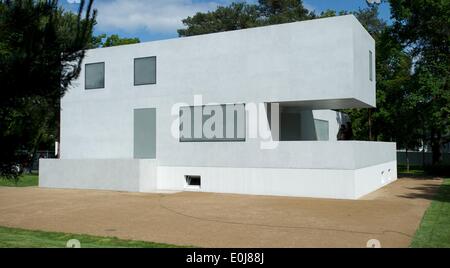 Dessau-Rosslau, Allemagne. 14 mai, 2014. L'Meisterhaus (lit. chambre des maîtres) de Walter Gropius (1883-1969) est représentée à l'Meisterhaussiedlung (lit. Les maisons des maîtres) Règlement de Dessau-Rosslau, Allemagne, 14 mai 2014. Président de l'Allemagne Joachim Gauck est ouvert le Meisterhaeuser errected récemment qui ont été détruites pendant la Seconde Guerre mondiale le 16 mai 2014. Photo : PETER ENDIG/dpa/Alamy Live News Banque D'Images