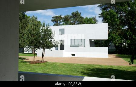 Dessau-Rosslau, Allemagne. 14 mai, 2014. L'Meisterhaus (lit. chambre des maîtres) de Walter Gropius (1883-1969) est représentée à l'Meisterhaussiedlung (lit. Les maisons des maîtres) Règlement de Dessau-Rosslau, Allemagne, 14 mai 2014. Président de l'Allemagne Joachim Gauck est ouvert le Meisterhaeuser errected récemment qui ont été détruites pendant la Seconde Guerre mondiale le 16 mai 2014. Photo : PETER ENDIG/dpa/Alamy Live News Banque D'Images