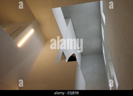 Dessau-Rosslau, Allemagne. 14 mai, 2014. L'intérieur de l'Meisterhaus (lit. chambre des maîtres) de László Moholy-Nagy (1895-1946) est représentée à l'Meisterhaussiedlung (lit. Les maisons des maîtres) Règlement de Dessau-Rosslau, Allemagne, 14 mai 2014. Président de l'Allemagne Joachim Gauck est ouvert le Meisterhaeuser errected récemment qui ont été détruites pendant la Seconde Guerre mondiale le 16 mai 2014. Photo : PETER ENDIG/dpa/Alamy Live News Banque D'Images