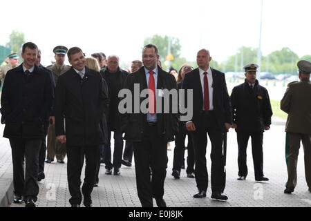 Grzechotki, Pologne 14, mai 2014 Les ministres de l'intérieur de l'Accord de Schengen pays frontaliers visite au passage de la frontière russe - Polonais à Grzechotki. Délégation officielle est visible pendant l'visitez Crédit : Michal Fludra/Alamy Live News Banque D'Images