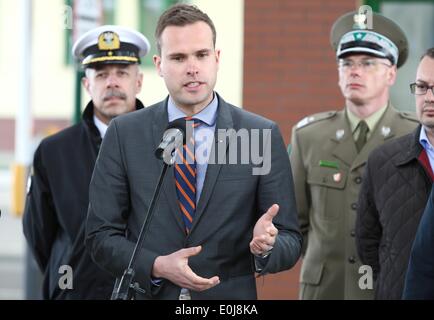 Grzechotki, Pologne 14, mai 2014 Les ministres de l'intérieur de l'Accord de Schengen pays frontaliers visite au passage de la frontière russe - Polonais à Grzechotki. Le secrétaire d'état de la Finlande, Andrei Nahkala au journal de médias au cours de la visite. Credit : Michal Fludra/Alamy Live News Banque D'Images