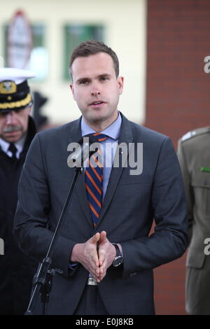 Grzechotki, Pologne 14, mai 2014 Les ministres de l'intérieur de l'Accord de Schengen pays frontaliers visite au passage de la frontière russe - Polonais à Grzechotki. Le secrétaire d'état de la Finlande, Andrei Nahkala au journal de médias au cours de la visite. Credit : Michal Fludra/Alamy Live News Banque D'Images