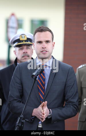 Grzechotki, Pologne 14, mai 2014 Les ministres de l'intérieur de l'Accord de Schengen pays frontaliers visite au passage de la frontière russe - Polonais à Grzechotki. Le secrétaire d'état de la Finlande, Andrei Nahkala au journal de médias au cours de la visite. Credit : Michal Fludra/Alamy Live News Banque D'Images