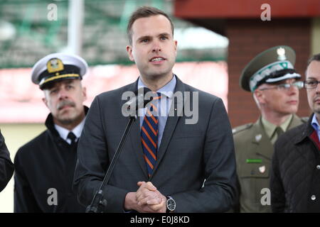 Grzechotki, Pologne 14, mai 2014 Les ministres de l'intérieur de l'Accord de Schengen pays frontaliers visite au passage de la frontière russe - Polonais à Grzechotki. Le secrétaire d'état de la Finlande, Andrei Nahkala au journal de médias au cours de la visite. Credit : Michal Fludra/Alamy Live News Banque D'Images