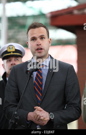 Grzechotki, Pologne 14, mai 2014 Les ministres de l'intérieur de l'Accord de Schengen pays frontaliers visite au passage de la frontière russe - Polonais à Grzechotki. Le secrétaire d'état de la Finlande, Andrei Nahkala au journal de médias au cours de la visite. Credit : Michal Fludra/Alamy Live News Banque D'Images