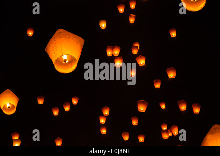 Lanternes flottant dans ciel en Pingxi, Taiwan Banque D'Images