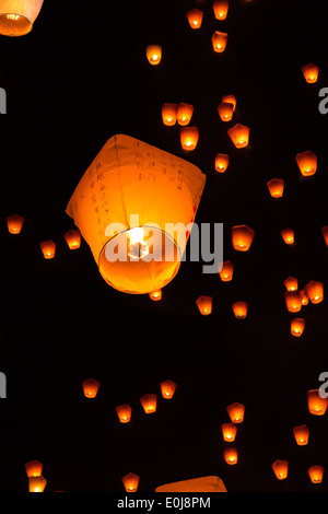 Lanternes flottant dans ciel en Pingxi, Taiwan Banque D'Images