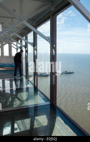 Blackpool, Lancashire, UK , 14 mai 2014. Tourisme l'Œil à l'une des attractions les plus emblématiques du Royaume-Uni, la Blackpool Tower, une attraction touristique, à Blackpool, Lancashire en Angleterre a été ouvert au public le 14 mai 1894, transformé la somme astronomique de 120 ans cette année. Il s'élève à 158 mètres (518 pieds) et est un bâtiment classé. Lorsque la tour de Blackpool ouvert en 1894 billets étaient juste 6p par personne ! Dans le cadre de ce 120e anniversaire Eye de billets ont été vendus pour seulement 6p. Credit : Conrad Elias/Alamy Live News Banque D'Images