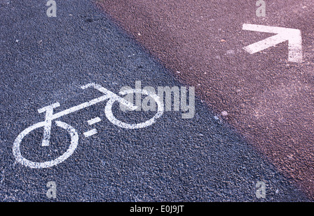 Sign painted on road indiquant voie cyclable. Banque D'Images