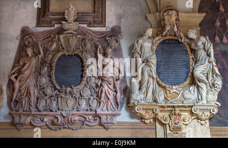 Bologne, Italie - 15 mars 2014 : épitaphe de l'atrium de l'Archiginnasio externe Banque D'Images