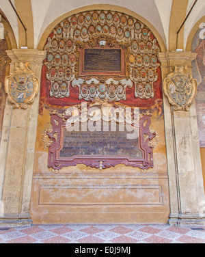 Bologne, Italie - 15 mars 2014 : fresques et d'épitaphes de l'atrium de l'Archiginnasio externe Banque D'Images