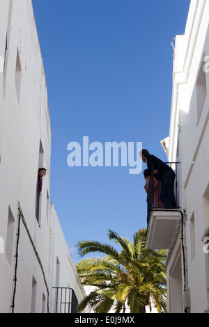 Vejer de la Frontera, province de Cadiz, Andalousie, espagne. Voisins musicaux chat de maison en maison dans une des rues étroites. Banque D'Images