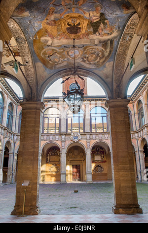 Bologne, Italie - 15 mars 2014 : plafond et l'atrium de l'entrée de l'atrium de l'extérieur de l'Archiginnasio. Banque D'Images