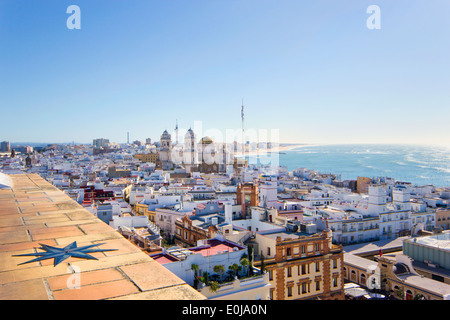 Cadix, Costa de la Luz, Andalousie, espagne. Vue générale de la ville de La Torre Tavira, ou la Tour Tavira. Banque D'Images