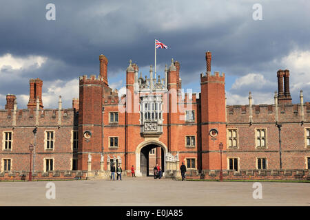 Hampton Court, Angleterre, Royaume-Uni. 14 mai 2014. C'était un jour chaud et ensoleillé dans l'ensemble du Royaume-Uni. Ici l'Union Flag flotte fièrement au Hampton Court Palace, une attraction touristique populaire dans le sud ouest de Londres. Credit : Julia Gavin/Alamy Live News Banque D'Images