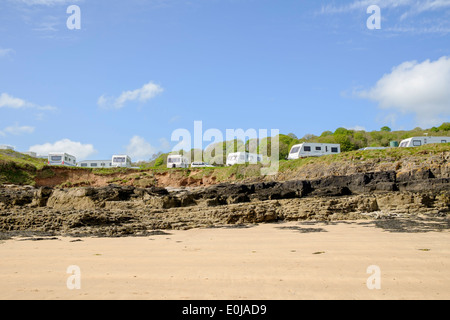 Camping site donnant sur une plage de la côte rouge dans la baie de quai, Isle of Anglesey, au nord du Pays de Galles, Royaume-Uni, Angleterre Banque D'Images