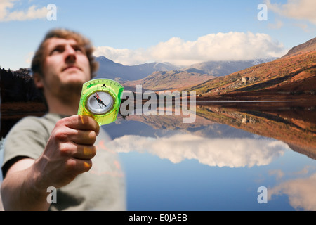 Réflexions en composite montrant Llynnau Mymbyr avec vue de Snowdon Horseshoe dans le parc national de Snowdonia avec l'homme de la navigation Banque D'Images