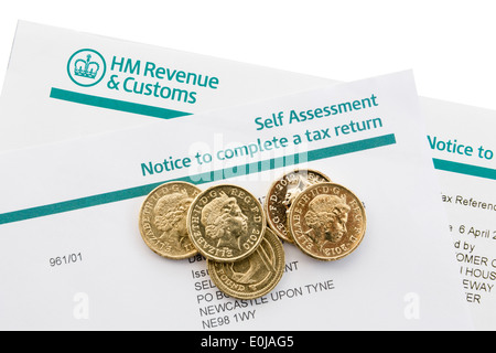 UK HM Revenue & Customs Avis d'auto-évaluation pour produire une déclaration de revenus avec quelques pièces livre sur blanc. Angleterre Angleterre Banque D'Images