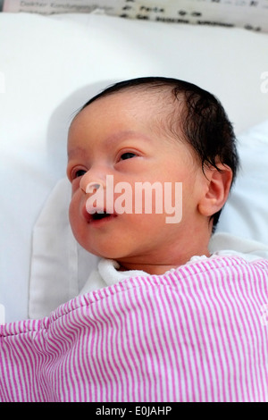 Bébé nouveau-né âgé de quelques heures à l'hôpital de pose lit bébé à malang indonésie Banque D'Images