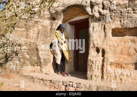 Portrait d'un prêtre à la roche taillée Daniel Korkor église dans le Tigré, l'Ethiopie Banque D'Images