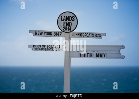 La balise à Land's End en Cornouailles, Angleterre, l'affichage des distances à John O'Groats, New York, et d'autres endroits. Banque D'Images