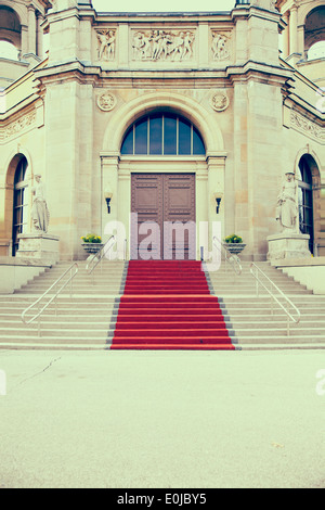 Les portes de fer et tapis rouge entrée avec voûte en pierre Banque D'Images