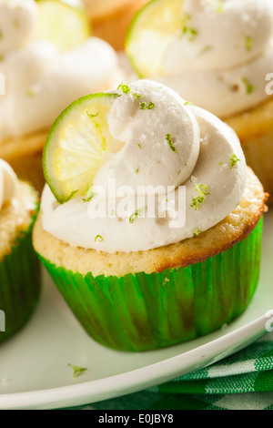 Margarita maison Cupcakes avec le glaçage et Limes Banque D'Images