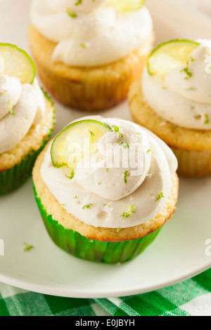 Margarita maison Cupcakes avec le glaçage et Limes Banque D'Images