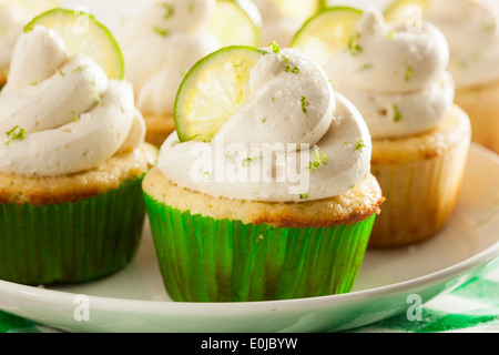 Margarita maison Cupcakes avec le glaçage et Limes Banque D'Images