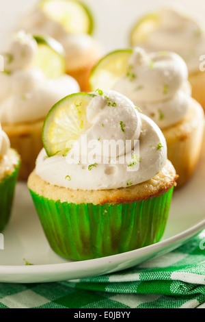 Margarita maison Cupcakes avec le glaçage et Limes Banque D'Images