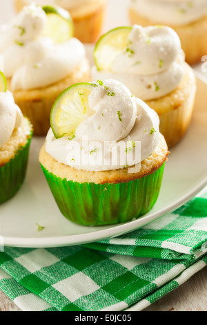 Margarita maison Cupcakes avec le glaçage et Limes Banque D'Images