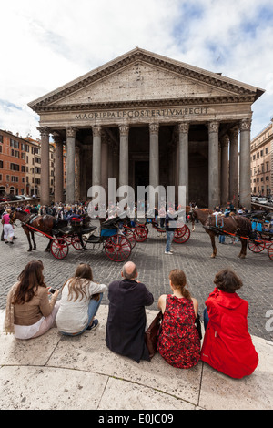 Les touristes en face du Panthéon, Piazza della Rotonda, Rome, Italie Europe Banque D'Images