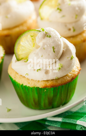 Margarita maison Cupcakes avec le glaçage et Limes Banque D'Images