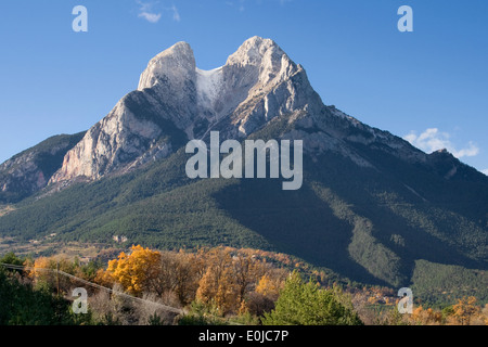 Pedraforca (2497 m) le plus célèbre et emblématique montagne en Catalogne, Espagne. Banque D'Images