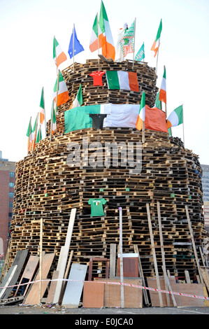 Le 11 juillet, "onzième nuit' feux sont allumés dans les zones protestantes fermement. De nombreuses constructions sont massives en bois de palettes, Banque D'Images