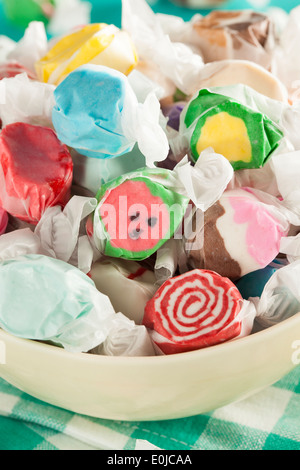 Assorted Sweet Saltwater Taffy sur un arrière-plan Banque D'Images