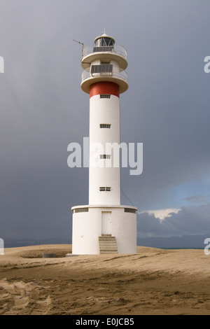 Phare avec les nuages de tempête dans l'arrière-plan. Banque D'Images