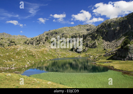 Étang de l'eau dans la région de l'Colomers lacs dans les Pyrénées catalanes. Banque D'Images