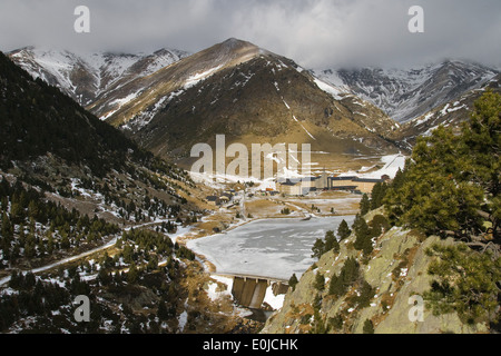 La vallée de Nuria (Vall de Nuria) dans les Pyrénées en hiver, près de Caen, en Catalogne. Banque D'Images