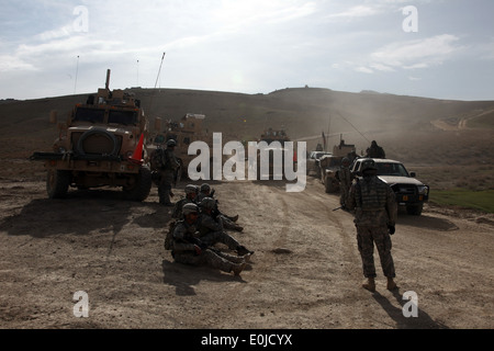 Les soldats de l'Armée américaine du 2e peloton, Compagnie d'attaque, 1-503ème bataillon d'infanterie, 173ème Airborne Brigade Combat Team ainsi que Banque D'Images