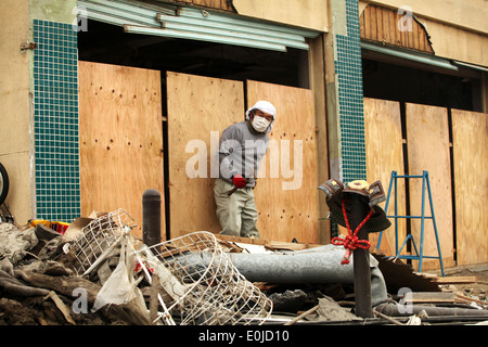 Un travailleur de la construction japonais commence la reconstruction d'un bâtiment ici le 21 mars. Marines avec III Marine Expeditionary Force ( Banque D'Images