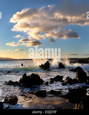 Surf sur des roches de lave à La Perouse Bay avec Kaho' Olawe Island en arrière-plan de Maui, Hawaii Banque D'Images