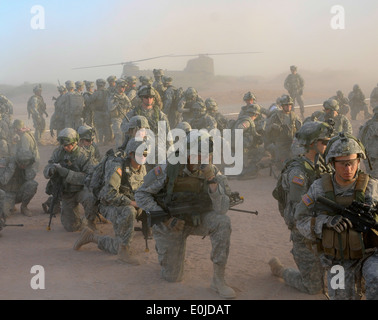 Soldats de la Compagnie Bravo, 1-36th dans 'Spartans' attendre pour charger des hélicoptères pour une mission d'assaut aérien, le 2 mai 2012. Banque D'Images