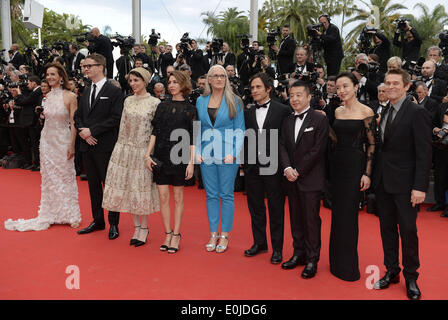 Cannes, France. 14 mai, 2014. Les membres du jury arrivent sur le tapis rouge pour la cérémonie d'ouverture de la 67e édition du Festival de Cannes à Cannes, France, le 14 mai 2014. Le festival se déroulera du 14 au 25 mai. Credit : Ye Pingfan/Xinhua/Alamy Live News Banque D'Images