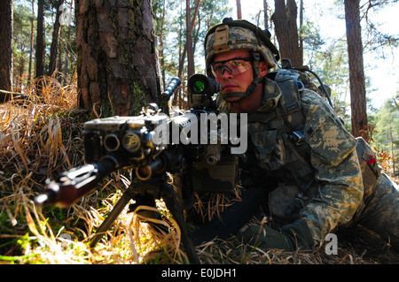 La CPS de l'armée américaine. Dylan Evans, 2e bataillon du 503e Régiment d'infanterie, 173ème Airborne Brigade Combat Team (ABCT), tire sur la sécurité d Banque D'Images