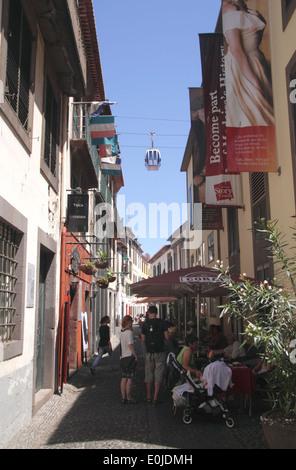 Rua de Santa Maria et du téléphérique, dans la vieille ville de Funchal Banque D'Images