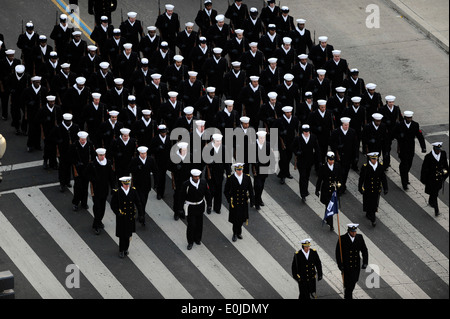 Les membres d'une unité de la Réserve navale le long de Pennsylvania Avenue au cours de l'élection présidentielle de 2009 défilé inaugural à Washington. Mor Banque D'Images